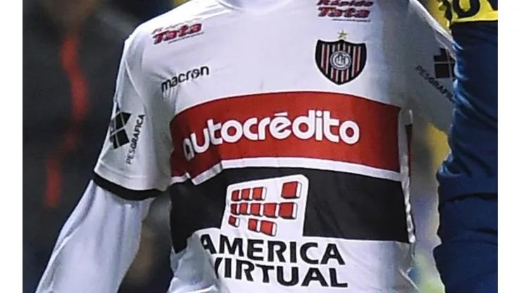 ¡TIENE MUCHA PUBLICIDAD! La nueva camiseta del Tricolor despertó indignación en las redes.