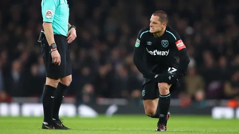 Chicharito Hernández se lamenta tras una falta sufrida en un partido del West Ham United
