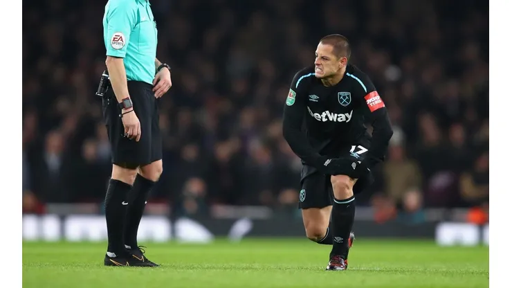 Chicharito Hernández se lamenta tras una falta sufrida en un partido del West Ham United