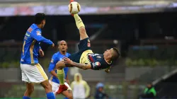 Matheus Uribe intentó varias chilenas en otros duelos del América. Pero contra los Pumas, todo le salió mal. Le pegó a Castillo de Pumas y se fue expulsado.