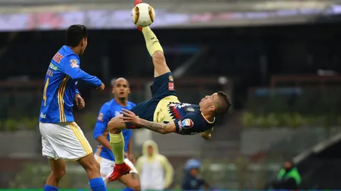 Matheus Uribe intentó varias chilenas en otros duelos del América. Pero contra los Pumas, todo le salió mal. Le pegó a Castillo de Pumas y se fue expulsado.