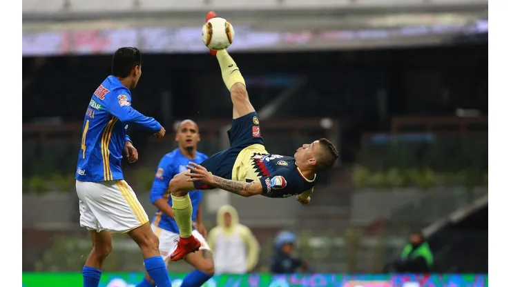 Matheus Uribe intentó varias chilenas en otros duelos del América. Pero contra los Pumas, todo le salió mal. Le pegó a Castillo de Pumas y se fue expulsado.