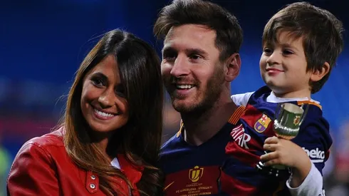 LA FAMILIA SE AGRANDA. Junto a Thiago, Lionel y Antonella posan felices después de la final de la Copa del Rey.