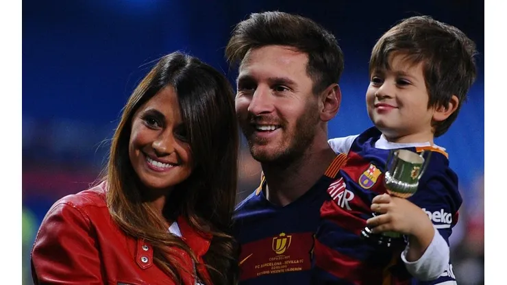 LA FAMILIA SE AGRANDA. Junto a Thiago, Lionel y Antonella posan felices después de la final de la Copa del Rey.