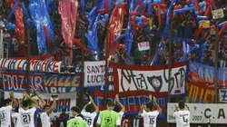 APLAUSOS A LA AFICIÓN. Cerro Porteño siempre da que hablar en las tribunas.