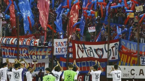 APLAUSOS A LA AFICIÓN. Cerro Porteño siempre da que hablar en las tribunas.