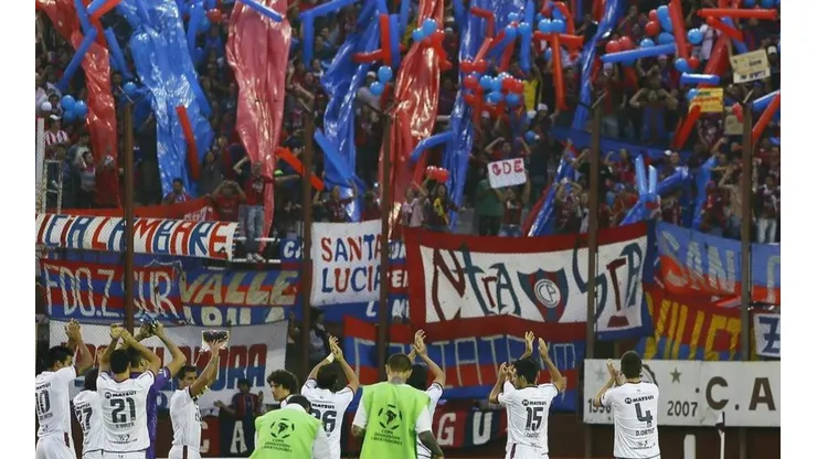 APLAUSOS A LA AFICIÓN. Cerro Porteño siempre da que hablar en las tribunas.