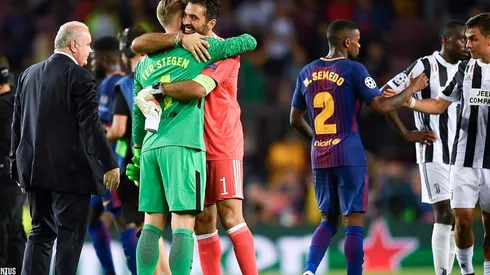 ABRAZO DE OSO. Ter Stegen abraza a Buffon en el último Barcelona-Juventus disputado en la Champions League.