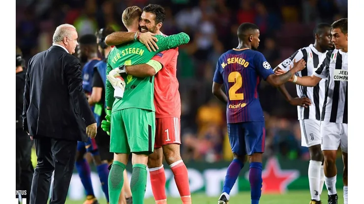 ABRAZO DE OSO. Ter Stegen abraza a Buffon en el último Barcelona-Juventus disputado en la Champions League.