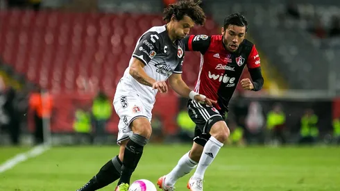 SUBE POR EL LATERAL. Matías Aguirregaray aprovechar el mano a mano para dañar a la defensa rival.