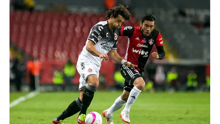 SUBE POR EL LATERAL. Matías Aguirregaray aprovechar el mano a mano para dañar a la defensa rival.