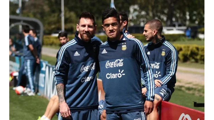Tomás Cuello junto a Lionel Messi, su ídolo.