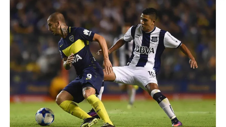QUIERE SER EL REYNOSO DE LA BOCA. "Bebelo" pelea la pelota con Darío Benedetto, el goleador Xeneize. Ahora, se ilusiona con asistirlo en La Bombonera.
