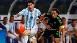 SIEMPRE JUNTOS. Guardado y Messi nunca se despegan cada vez que se enfrentan.