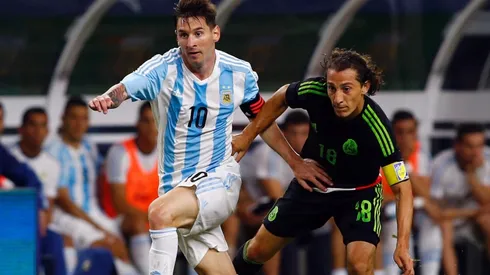 SIEMPRE JUNTOS. Guardado y Messi nunca se despegan cada vez que se enfrentan.