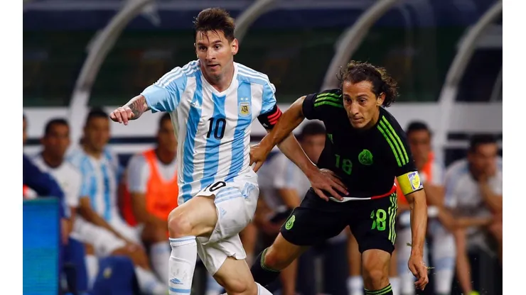 SIEMPRE JUNTOS. Guardado y Messi nunca se despegan cada vez que se enfrentan.