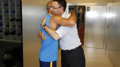 Abrazo entre Mascherano y Bartomeu.