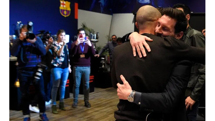 El abrazo de despedida entre Messi y Mascherano.
