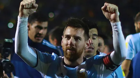ARRIBA EL DIEZ. Messi levanta los puños después de la clasificación en las Eiminatorias (Foto: Getty).