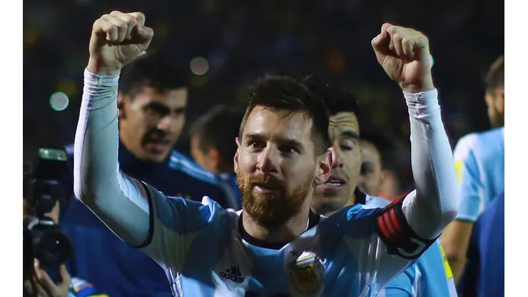 ARRIBA EL DIEZ. Messi levanta los puños después de la clasificación en las Eiminatorias (Foto: Getty).