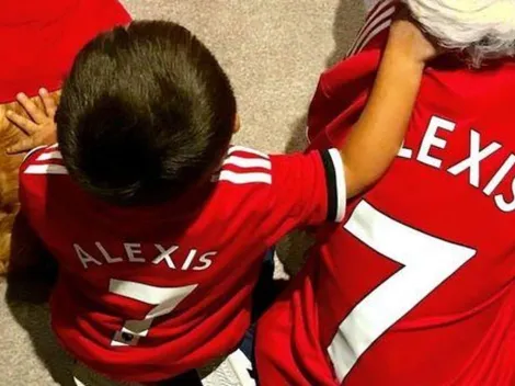 Alexis ya vistió a sus perros con la camiseta del United