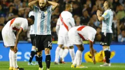 MOMENTO COMPLICADO. Ante Perú, Mascherano fue uno de los mejores de la Selección Argentina (Foto: Getty).