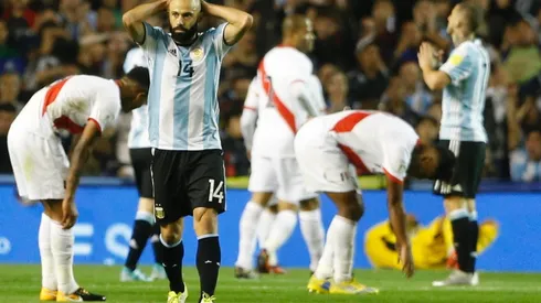 MOMENTO COMPLICADO. Ante Perú, Mascherano fue uno de los mejores de la Selección Argentina (Foto: Getty).