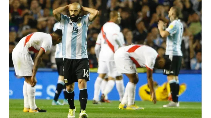 MOMENTO COMPLICADO. Ante Perú, Mascherano fue uno de los mejores de la Selección Argentina (Foto: Getty).