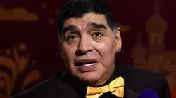 Maradona, siempre muy distinto a todos con su moño.
