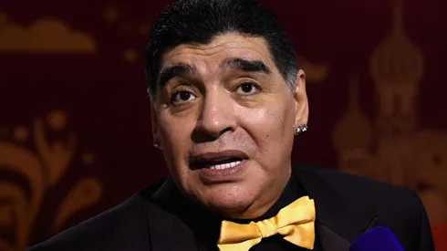 Maradona, siempre muy distinto a todos con su moño.