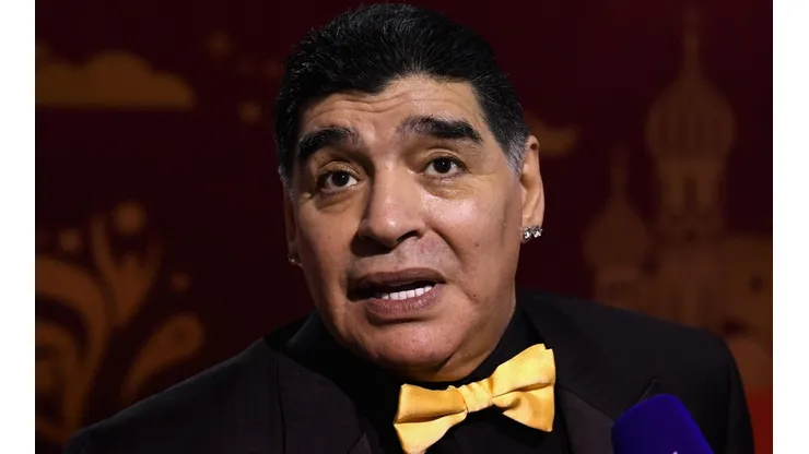 Maradona, siempre muy distinto a todos con su moño.