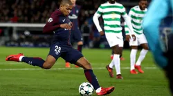 EN CHAMPIONS. Mbappé se prepara para sacar el remate de derecha en el Paris Saint-Germain.