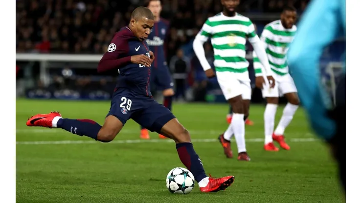 EN CHAMPIONS. Mbappé se prepara para sacar el remate de derecha en el Paris Saint-Germain.