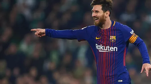 FELIZ EL DIEZ. Messi celebra con la cinta de capitán el gol del Barcelona (Foto: Getty).
