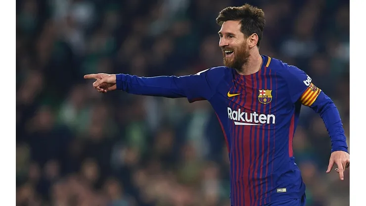 FELIZ EL DIEZ. Messi celebra con la cinta de capitán el gol del Barcelona (Foto: Getty).