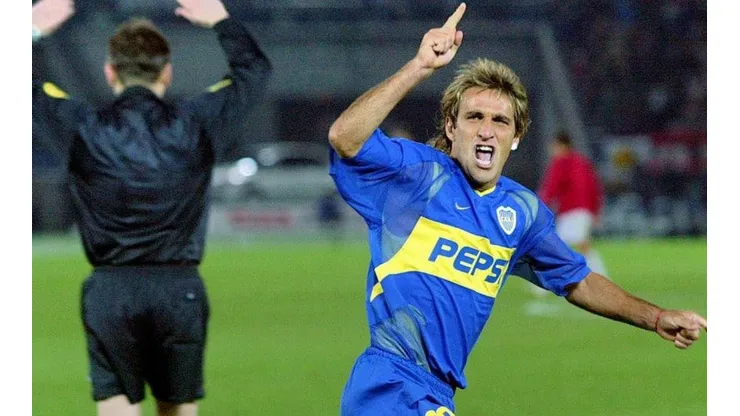 EL MÁS IMPORTANTE. Cascin señala a la hinchada de Boca después de marcar el gol de la Intercontinental 2003.