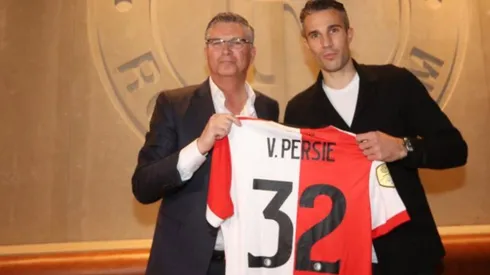 Robin Van Persie firmó su nuevo vínculo con el Feyenoord.