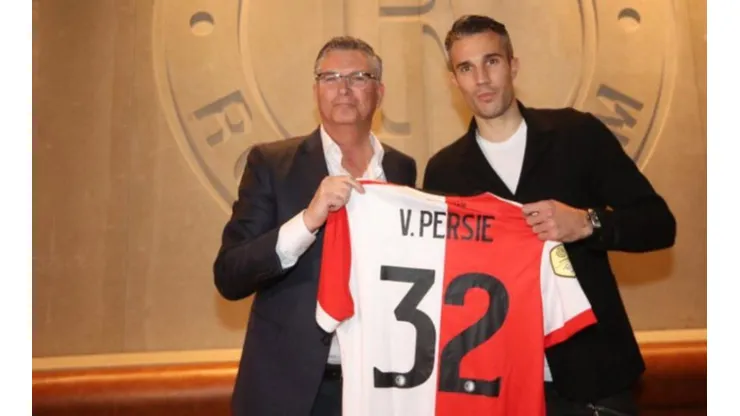 Robin Van Persie firmó su nuevo vínculo con el Feyenoord.