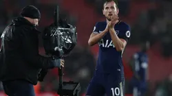 Harry Kane ante la habitual ovación de los aficionados de los Spurs.