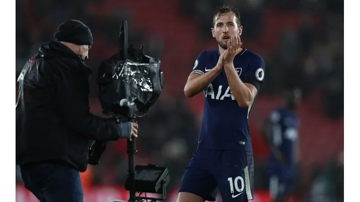 Harry Kane ante la habitual ovación de los aficionados de los Spurs.