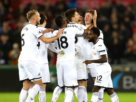 ¡Con compañeros así! Swansea le ganó al Liverpool con un Fernández accidentado
