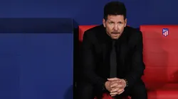 Diego Simeone medita en soledad en el banquillo del Atlético Madrid.