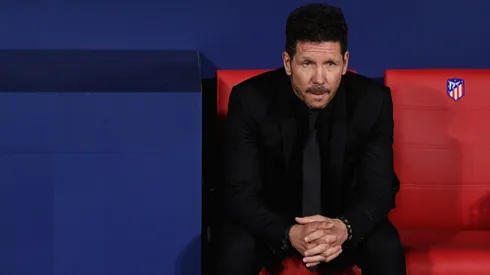 Diego Simeone medita en soledad en el banquillo del Atlético Madrid.