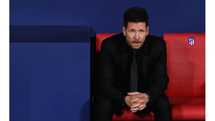 Diego Simeone medita en soledad en el banquillo del Atlético Madrid.