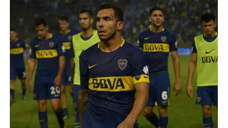 Carlos Tevez abandona el campo tras la derrota de Boca contra River en Mar del Plata.