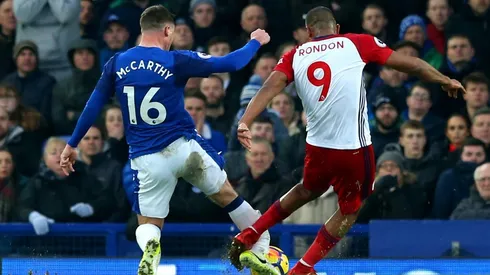 DOLOR. El momento donde Rondón impacta el gemelo de McCarthy. Adiós al resto de la temporada para el volante.