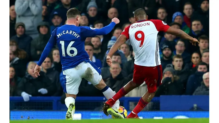 DOLOR. El momento donde Rondón impacta el gemelo de McCarthy. Adiós al resto de la temporada para el volante.