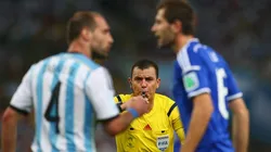 SEPARANDO. Joel Aguilar pita ante el cruce de Zabaleta con Lulic en Argentina-Bosnia de Brasil 2014 (Foto: Getty).
