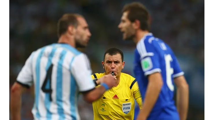 SEPARANDO. Joel Aguilar pita ante el cruce de Zabaleta con Lulic en Argentina-Bosnia de Brasil 2014 (Foto: Getty).
