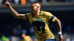 EL GOLEADOR. Nicolás Castillo celebra con los colores de Pumas tras marcar.